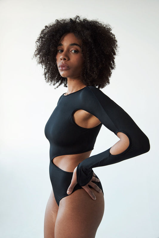 CAMILLA NOIR – L'Icône de l'Élégance Moderne by FANTABODY
